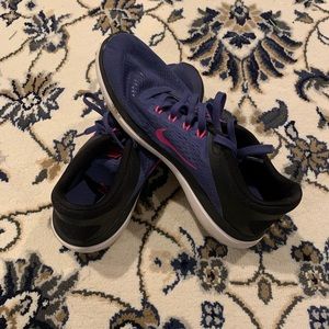 Women’s Nike tennis shoes